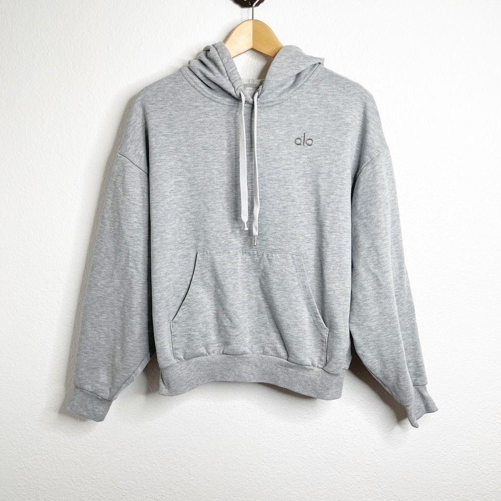 Alo Yoga Accolade Hoodie Heather Grey Chrome Logo Relaxed Pullover Sweatshirt